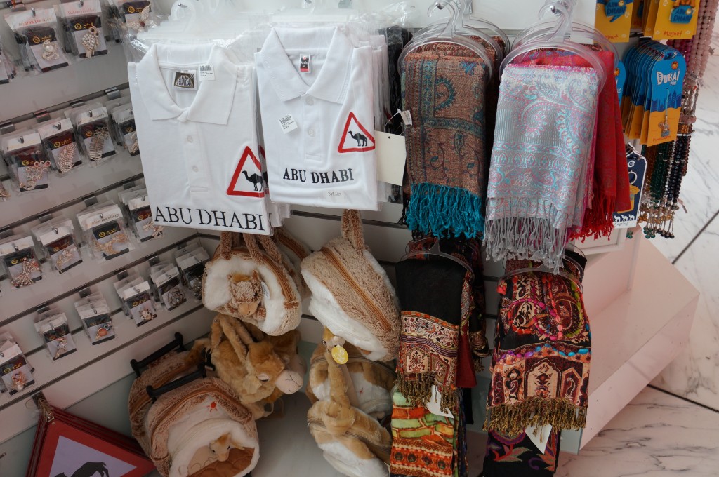 Что можно привезти из дубая. Сувениры из Эмиратов. Вещи из Египта. Сувениры Дубай. Сувениры из Египта Хургада.
